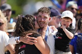 Paris 2024 - VTT - Victor Koretzky Celebrates With Family