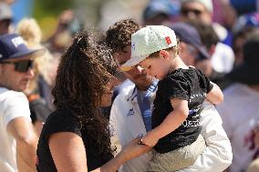 Paris 2024 - VTT - Victor Koretzky Celebrates With Family