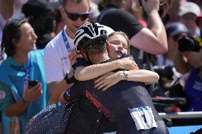 Paris 2024 - VTT - Tom Pidcock Celebrates Gold With Family