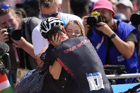 Paris 2024 - VTT - Tom Pidcock Celebrates Gold With Family