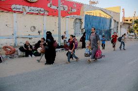 Palestinians Flee From Deir al-Balah - Gaza