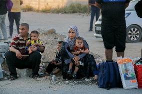 Palestinians Flee From Deir al-Balah - Gaza