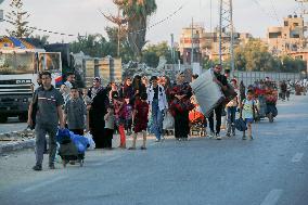 Palestinians Flee From Deir al-Balah - Gaza