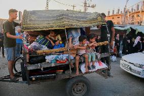 Palestinians Flee From Deir al-Balah - Gaza