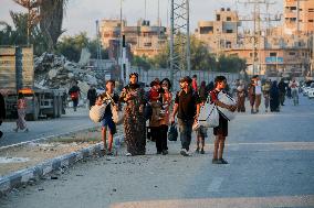 Palestinians Flee From Deir al-Balah - Gaza