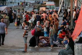 Palestinians Flee From Deir al-Balah - Gaza