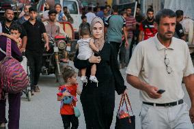 Palestinians Flee From Deir al-Balah - Gaza