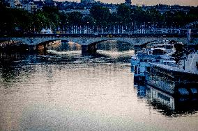 Paris 2024 - Seine Pollution Cancels Triathlon Swim Practice - Illustration