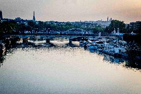 Paris 2024 - Seine Pollution Cancels Triathlon Swim Practice - Illustration