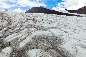 ChineseToday | Chinese expedition team braves river headwaters