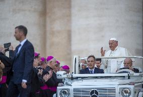 Pope Francis Attends An Open-Air Audience - Vatican