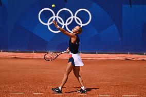 Paris 2024 - Tennis - Anna Karolina Schmiedlova v Barbora Krejcikova