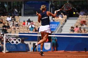 Paris 2024 - Tennis - Anna Karolina Schmiedlova v Barbora Krejcikova