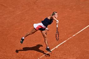 Paris 2024 - Tennis - Anna Karolina Schmiedlova v Barbora Krejcikova