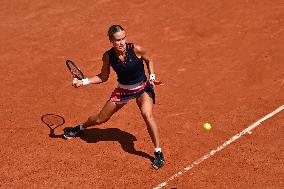 Paris 2024 - Tennis - Anna Karolina Schmiedlova v Barbora Krejcikova