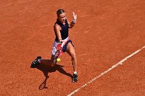 Paris 2024 - Tennis - Anna Karolina Schmiedlova v Barbora Krejcikova