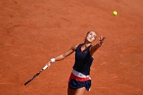 Paris 2024 - Tennis - Anna Karolina Schmiedlova v Barbora Krejcikova