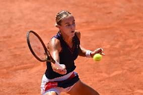 Paris 2024 - Tennis - Anna Karolina Schmiedlova v Barbora Krejcikova