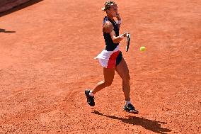 Paris 2024 - Tennis - Anna Karolina Schmiedlova v Barbora Krejcikova