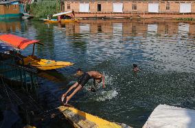 Hot Weather In Kashmir