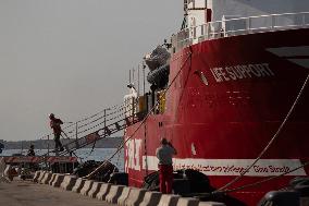 Migrants Landing In Naples