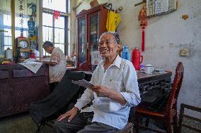 ChineseToday | A teacher's lifelong dedication to education