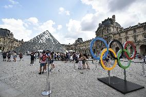 Paris 2024 - Olympic symbols in Paris FA