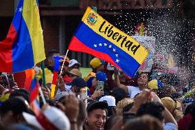 Venezuelans in Colombia during Presidential Elections