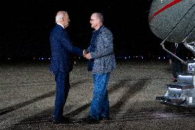 U.S. President Joe Biden and Vice President Harris greet hostages at Joint Base Andrews