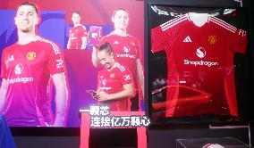 Qualcomm Snapdragon Sponsors Manchester United Jersey