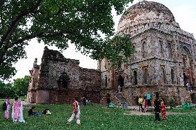 INDIA-NEW DELHI-LODI GARDENS-SCENERY