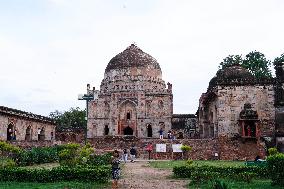 INDIA-NEW DELHI-LODI GARDENS-SCENERY