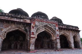 INDIA-NEW DELHI-LODI GARDENS-SCENERY