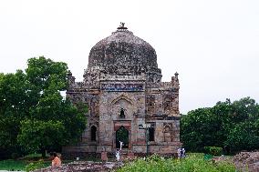 INDIA-NEW DELHI-LODI GARDENS-SCENERY