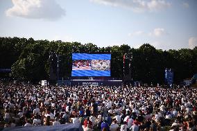 Supporters at Club France - Paris