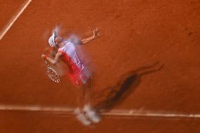 Paris 2024 - Tennis - Anna Karolina Schmiedlova v Iga Swiatek