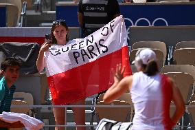 Paris 2024 - Tennis - Anna Karolina Schmiedlova v Iga Swiatek