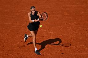 Paris 2024 - Tennis - Anna Karolina Schmiedlova v Iga Swiatek