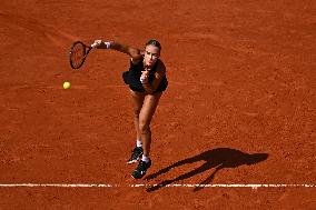 Paris 2024 - Tennis - Anna Karolina Schmiedlova v Iga Swiatek