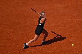 Paris 2024 - Tennis - Anna Karolina Schmiedlova v Iga Swiatek