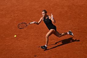 Paris 2024 - Tennis - Anna Karolina Schmiedlova v Iga Swiatek