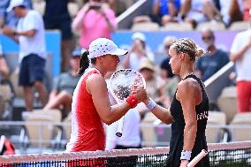 Paris 2024 - Tennis - Anna Karolina Schmiedlova v Iga Swiatek