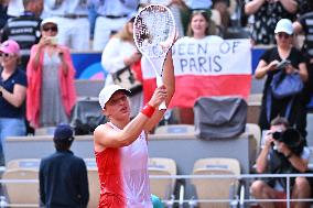 Paris 2024 - Tennis - Anna Karolina Schmiedlova v Iga Swiatek