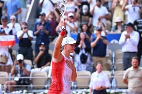 Paris 2024 - Tennis - Anna Karolina Schmiedlova v Iga Swiatek