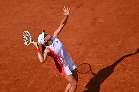 Paris 2024 - Tennis - Anna Karolina Schmiedlova v Iga Swiatek