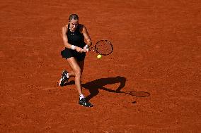 Paris 2024 - Tennis - Anna Karolina Schmiedlova v Iga Swiatek