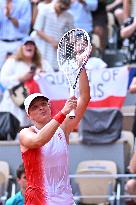 Paris 2024 - Tennis - Anna Karolina Schmiedlova v Iga Swiatek