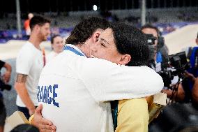 Paris 2024 - Romain Mahieu And Saya Sakakibara Hug