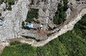 (SpotNews) CHINA-SICHUAN-GARZE-MUDSLIDE-BRIDGE COLLAPSE-RESCUE (CN)