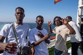 Spain sending 46 migrants to the Peninsula to decongest Ceuta's CETI